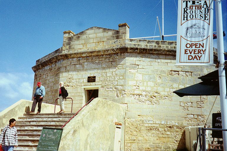 fr-roundhouse.jpg 101.5K
